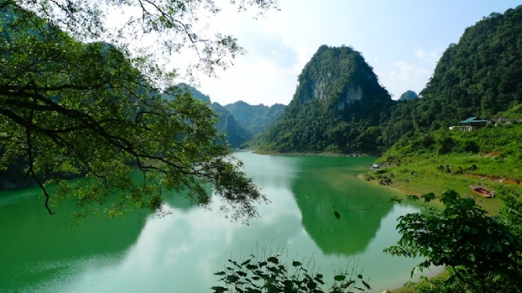 Cao Bang diversifys tourism sevices in Ban Gioc Waterfall
