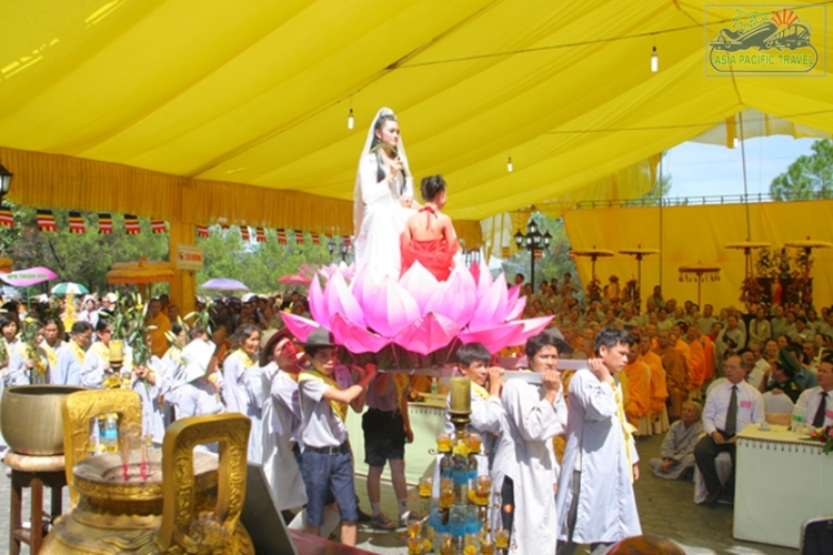 People flock to Thua Thien Hue in Bodhisattva Festival