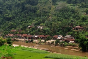 Pac Ngoi Village Lures Tourists by its Traditional Stilt Houses