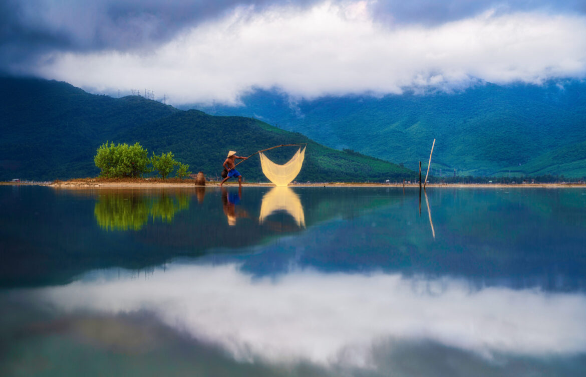 Fisherman in Lap An lagoon